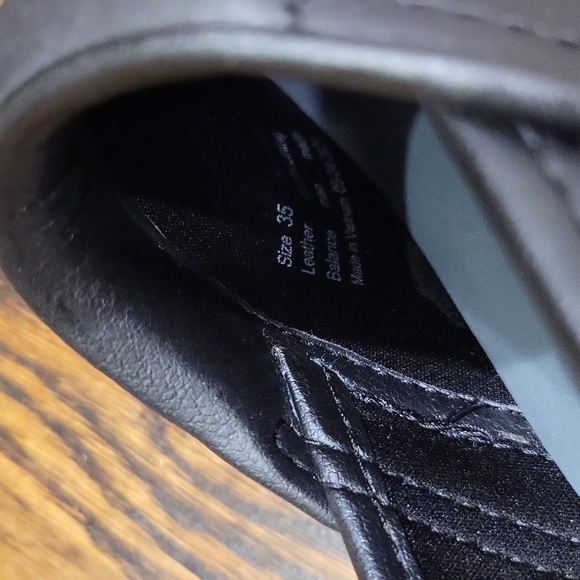 Dansko Black XP 2.0 Black Waterproof Pull Up Professional Work Clogs, Size 35 - Picture 5 of 12